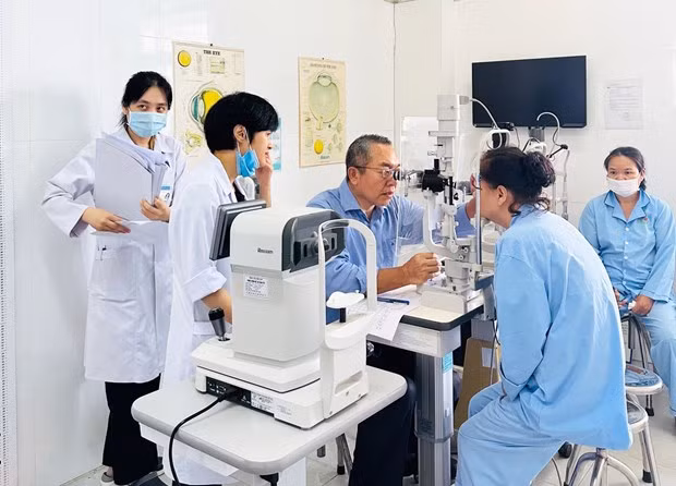 Un médecin japonais apporte de la lumière à des milliers de patients vietnamiens ảnh 1