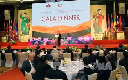 Dîner de gala en l’honneur des participants aux grands événements en cours à Hanoï ảnh 1