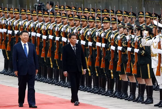 Le président chinois Xi Jinping reçoit son homologue philippin Rodrigo Duterte ảnh 1