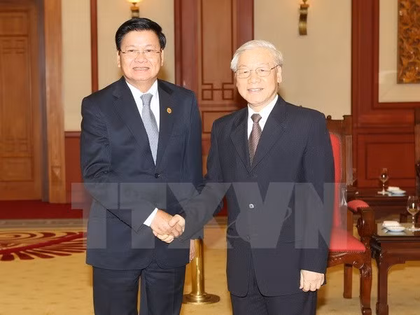 Le secrétaire général Nguyên Phu Trong reçoit le PM laotien Thongloun Sisoulith ảnh 1