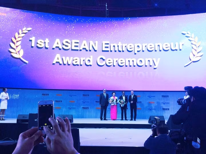 Une femme vietnamienne reçoit le Prix d'"Entrepreneur de l'ASEAN 2016" ảnh 1 Une femme vietnamienne reçoit le Prix d'"Entrepreneur de l'ASEAN 2016" ảnh 1