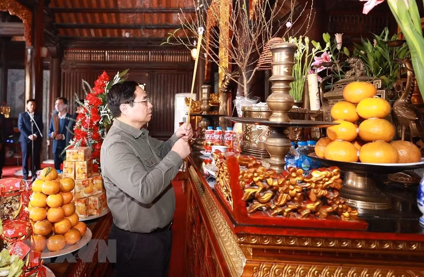 Le PM Pham Minh Chinh inspecte le chantier du projet d'autoroute Tuyen Quang - Phu Tho ảnh 3