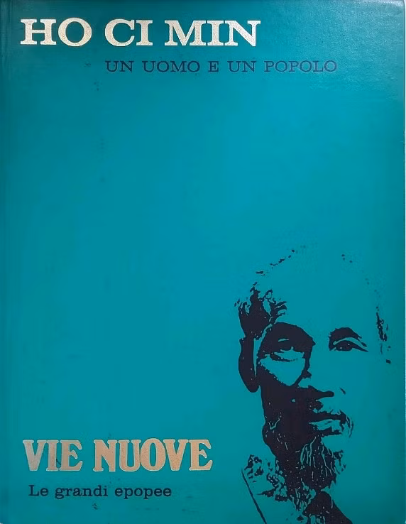 Deux imprimés en italien sur le président Ho Chi Minh offerts au Musée Ho Chi Minh à Hanoï ảnh 2