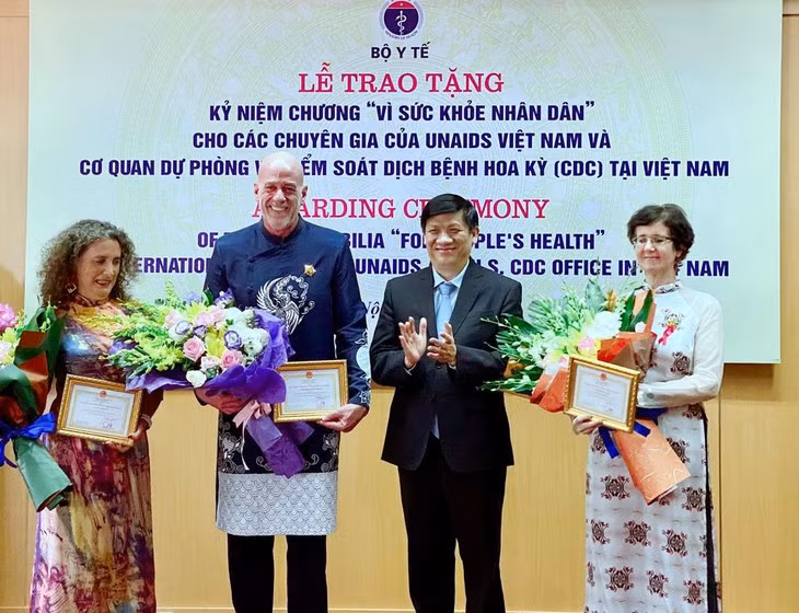 VIH/Sida : le Vietnam honore trois experts médicaux internationaux ảnh 1