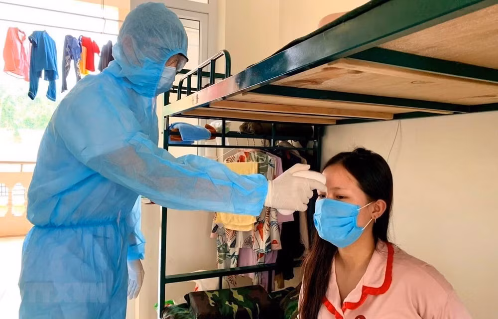 COVID-19: examen des travailleurs ayant eu des contacts avec des personnes contaminées ảnh 1