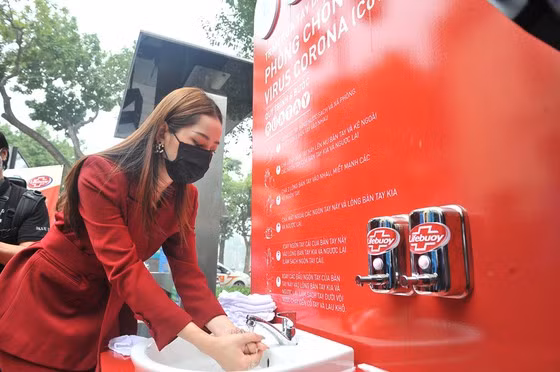 COVID-19 : installation de 100 postes de lavage des mains au service des habitants ảnh 1
