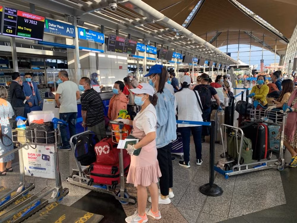 COVID-19 : près de 250 citoyens vietnamiens rapatriés de la Malaisie ảnh 1