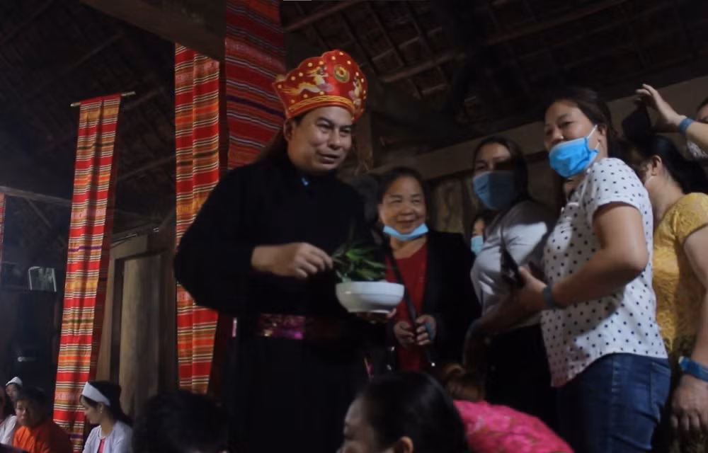 Plongée culturelle dans la cérémonie “Mát nhà” de l'ethnie minoritaire Muong ảnh 1