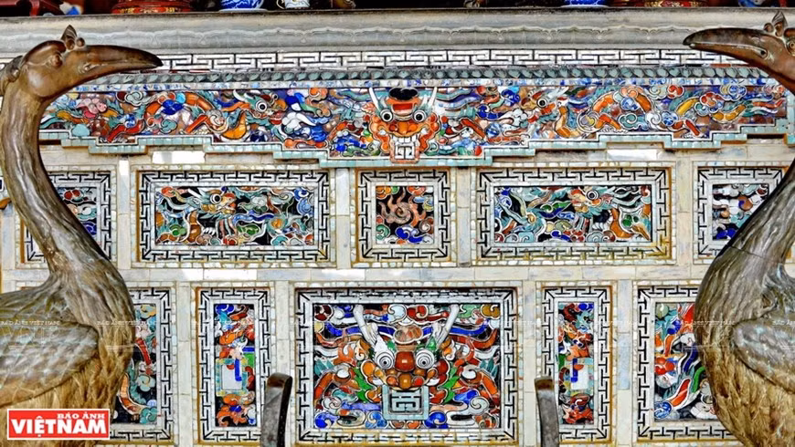 Mausolée de Khai Dinh, un chef d’œuvre de l’art de la mosaïque de porcelaine ảnh 8