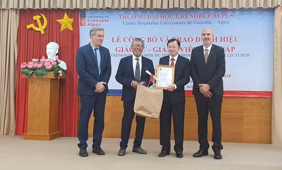 Le médecin Phu Chi Dung honoré par l'Université Grenoble Alpes ảnh 1