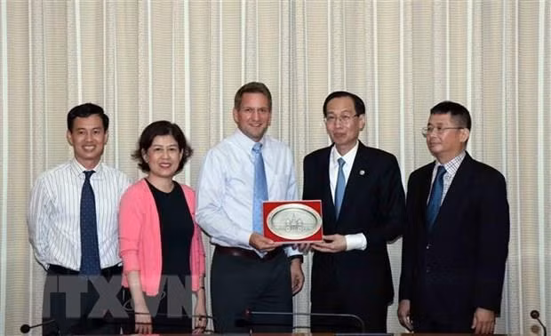 Ho Chi Minh-Ville renforce sa coopération avec le groupe Intel ảnh 1