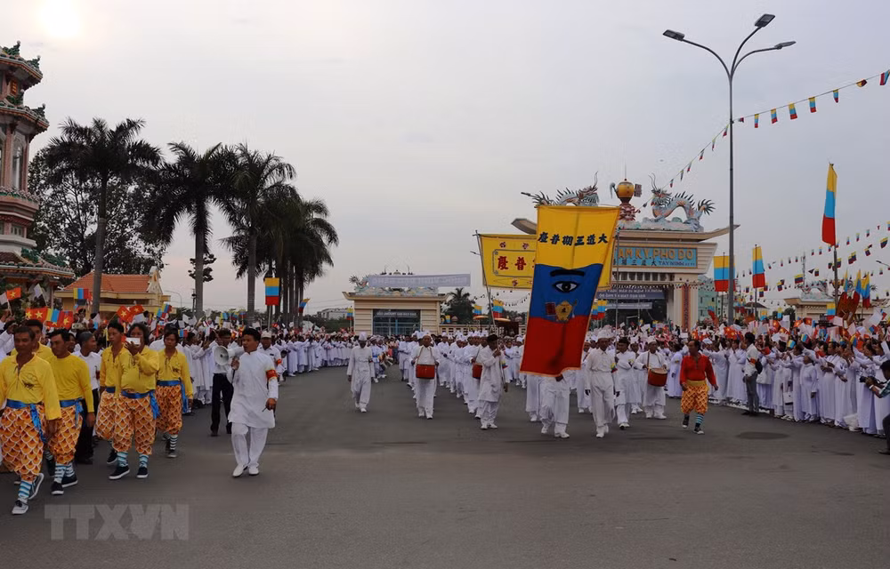 Cérémonie de célébration du 95e anniversaire de la fondation du caodaïsme ảnh 1