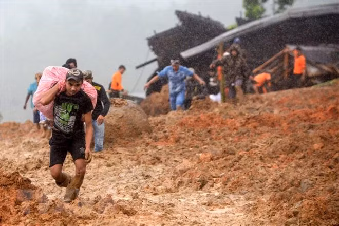Glissements de terrain en Indonésie et aux Philippines: le bilan s'alourdit ảnh 1