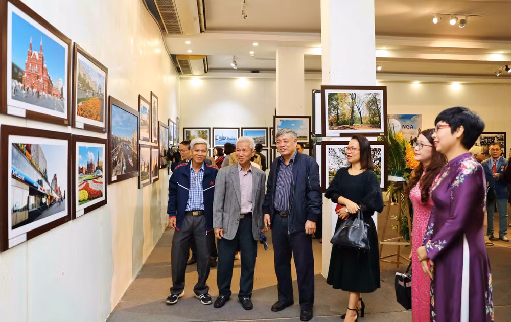 Ouverture de l'exposition de photos "Cet endroit, c'est la Russie" ảnh 1 Ouverture de l'exposition de photos "Cet endroit, c'est la Russie" ảnh 1