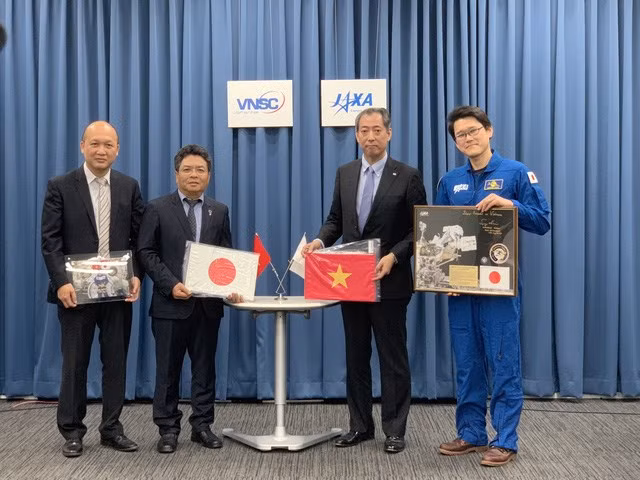 Le Vietnam reçoit des objets du Japon pour une exposition au musée du cosmos ảnh 1
