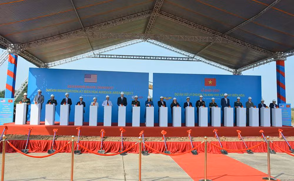 Lancement d’un projet de décontamination de dioxine de l’aéroport de Bien Hoa ảnh 1