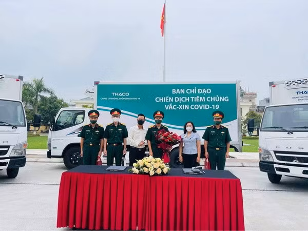 Camions frigorifiques affectés aux régions militaires pour le transport des vaccins anti-COVID-19 ảnh 1