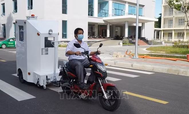 L’Ecole polytechnique de Da Nang invente une cabine transportant des patients du COVID-19 ảnh 1