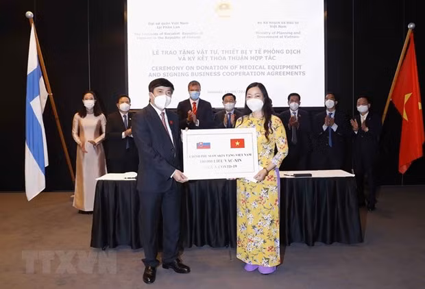 Le président de l'AN Vuong Dinh Hue poursuit ses activités en Finlande ảnh 2