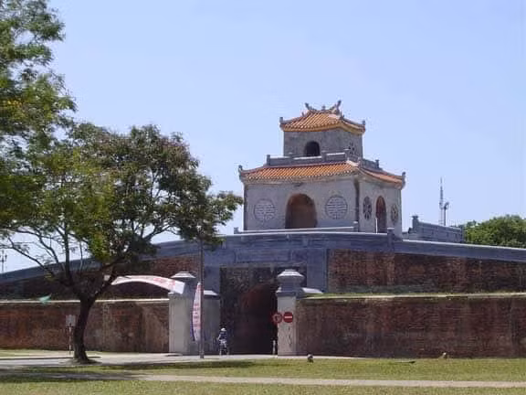 A la découverte de la beauté des portes de l’ancienne cité impériale de Huê ảnh 1