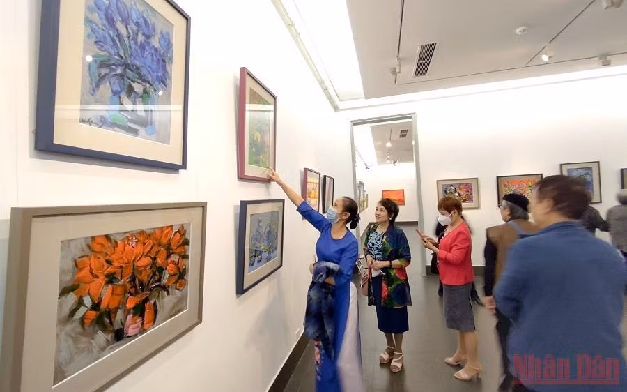 Peinture : exposition "La vie autour de nous" à Hanoï ảnh 1