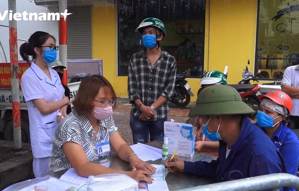 COVID-19: sanctions pour le non port du masque de protection en public à Hanoï ảnh 1