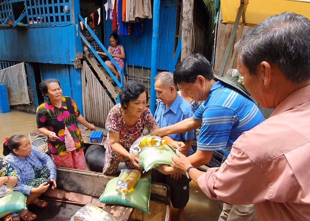 Aide d'urgence aux personnes d'origine vietnamienne touchées par des inondations au Cambodge ảnh 1