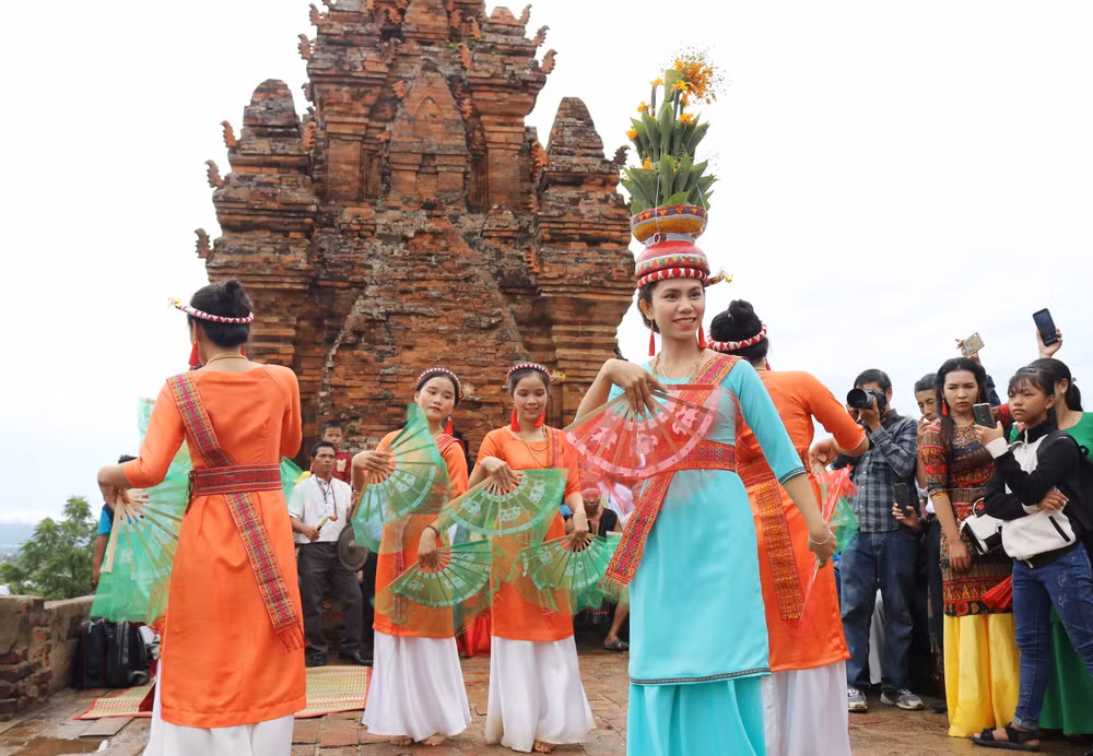 L’ethnie Cham à Ninh Thuan célèbre la fête Katê 2020 ảnh 1