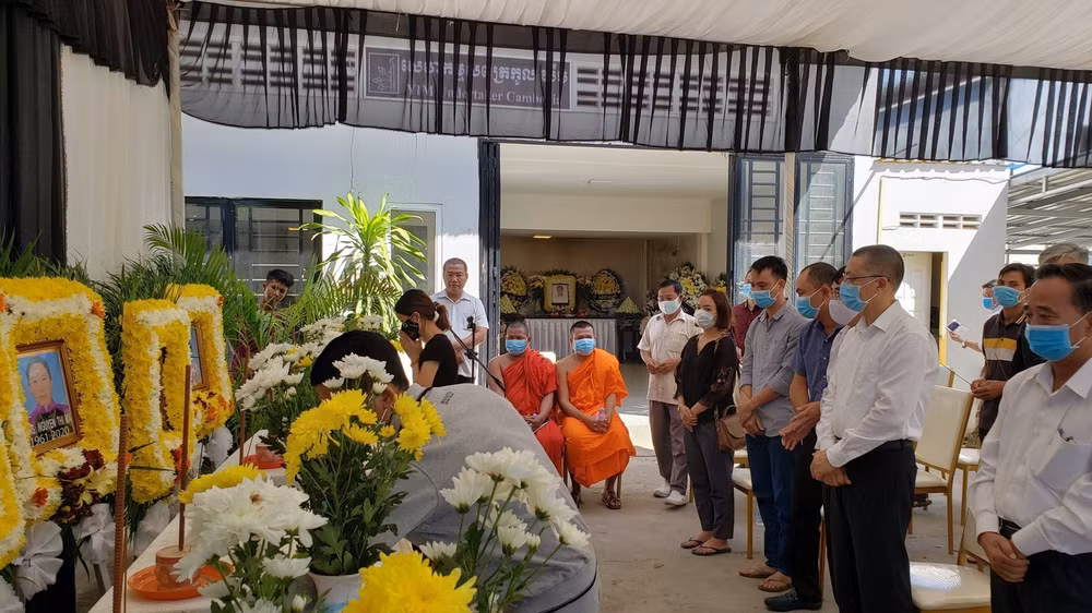 Remise des corps des Vietnamiens décédés dans un accident de la route à Siem Reap (Cambodge) ảnh 1