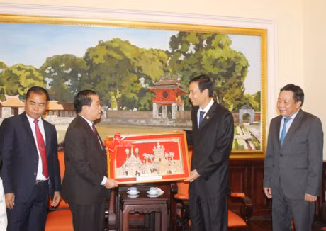Hanoï et Vientiane intensifient la coopération et la solidarité ảnh 1