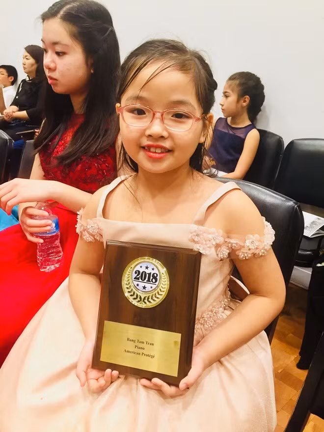 Une petite fille vietnamienne de 7 ans remporte un concours international de piano à New York ảnh 1