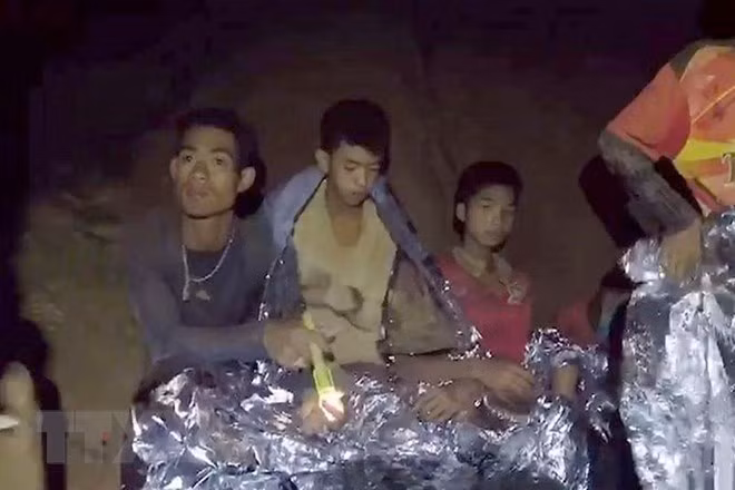 Thaïlande: 4 des 12 jeunes prisonniers de la grotte évacués ảnh 1 Thaïlande: 4 des 12 jeunes prisonniers de la grotte évacués ảnh 1