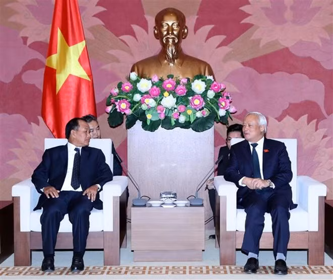 Le vice-président de l’AN Uong Chu Luu reçoit le ministre laotien de la Justice ảnh 1