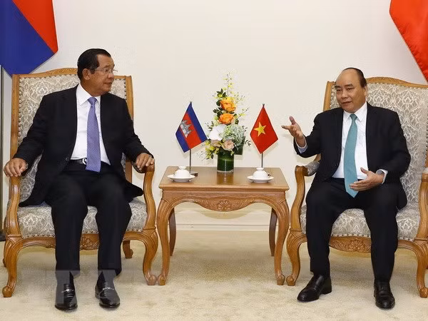 Le PM Nguyên Xuân Phuc s'entretient avec son homologue cambodgien Hun Sen ảnh 1