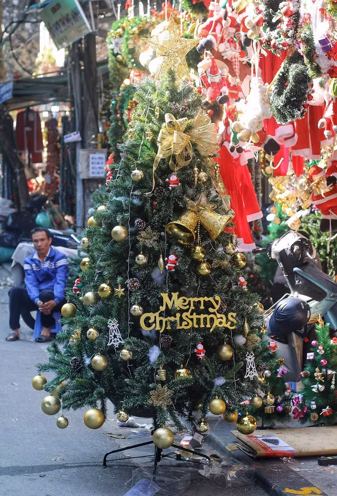 Achats de Noël: les marchandises vietnamiennes ont la côte ảnh 2 Achats de Noël: les marchandises vietnamiennes ont la côte ảnh 2