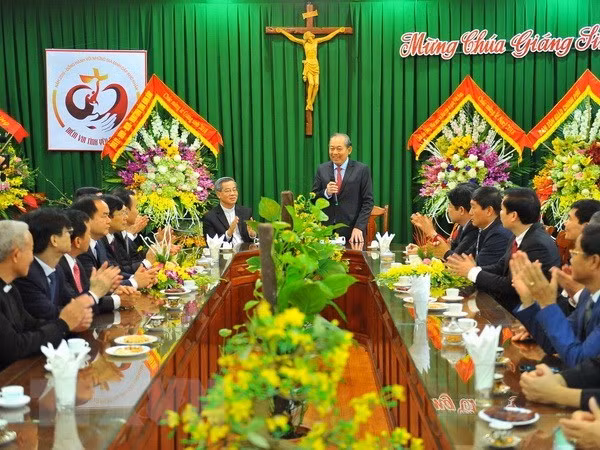 Des autorités formulent ses vœux de Noël aux catholiques à Ninh Binh, Nam Dinh et Bac Ninh ảnh 1