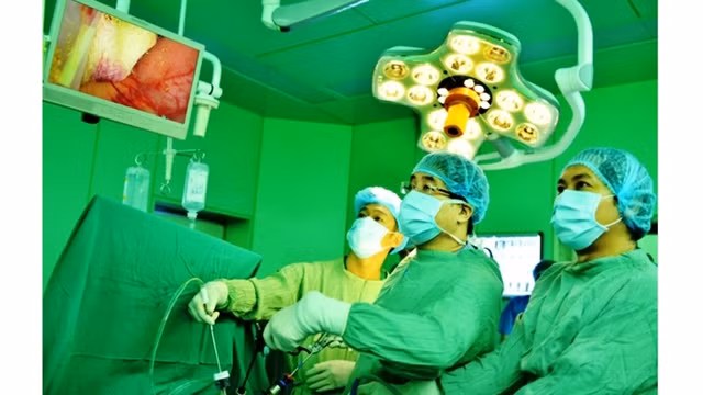 Le Vietnam possède un centre de chirurgie laparoscopique aux normes asiatiques ảnh 1