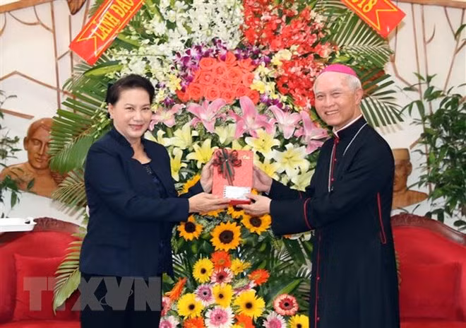 La présidente de l’AN adresse ses félicitations de Noël à Dong Nai ảnh 1