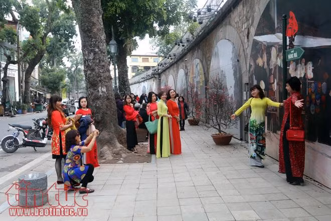 Les Hanoiens fêtent le Nouvel An ảnh 2