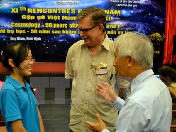 Le prix Nobel George F. Smoot surpris des connaissances des élèves vietnamiens ảnh 1