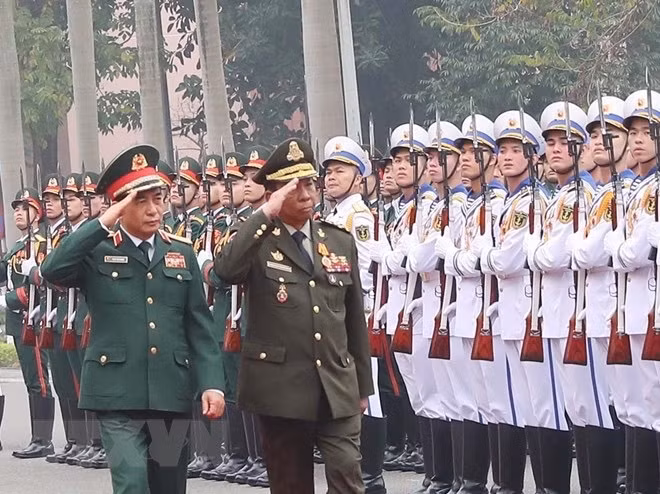 Le vice-PM et ministre cambodgien de la Défense en visite officielle au Vietnam ảnh 1