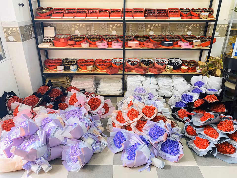 Les détaillants vietnamiens lancent des programme promotionnel pour la Saint-Valentin ảnh 1