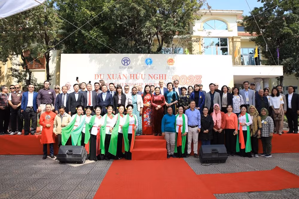 Les diplomates s’embarquent dans un voyage de l’amitié à Hanoi ảnh 3