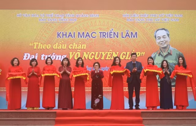 L’exposition "Dans les pas du général Vo Nguyên Giap" s’ouvre à Quang Binh ảnh 1