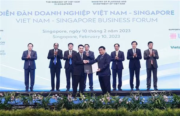 Le PM Pham Minh Chinh participe au Forum d'affaires Vietnam-Singapour ảnh 2