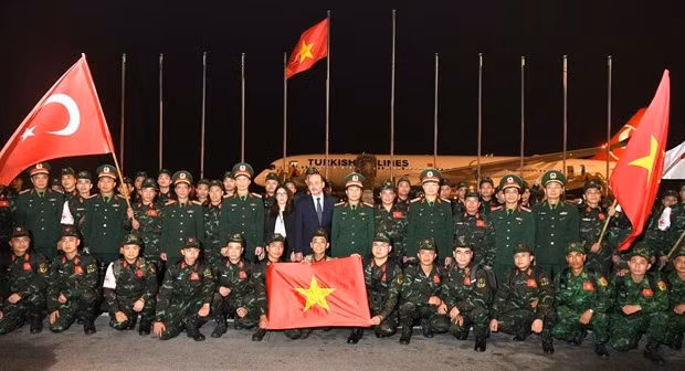 Des militaires vietnamiens partent pour des opérations de sauvetage en Turquie après le séisme ảnh 1