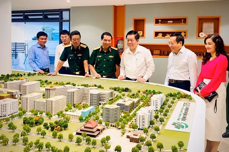 Un responsable du Parti visite les hôpitaux avant la Journée des médecins vietnamiens ảnh 2