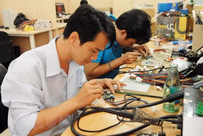 Clôture d'une formation en technologie micro-électromécanique ảnh 1