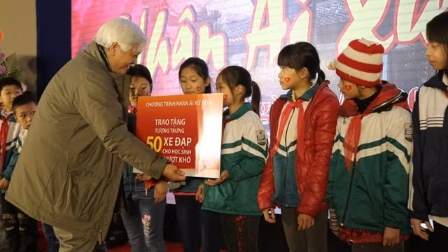Cadeaux du Têt pour les pauvres de Hanoi ảnh 1