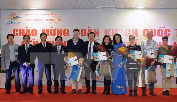 2017 : Les premiers touristes étrangers à Ho Chi Minh-Ville ảnh 1